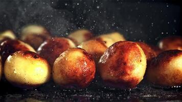 patate siamo fritte con spruzzi di olio e caldo vapore. macro sfondo. girato su un' alta velocità telecamera a 1000 fps. video