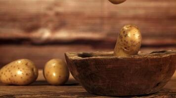 aardappelen vallen Aan de tafel. gefilmd is langzaam beweging 1000 fps. hoog kwaliteit full HD beeldmateriaal video