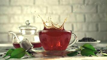 súper lento movimiento en un taza de té gotas azúcar con salpicaduras en un blanco fondo.filmado en un alta velocidad cámara a 1000 fps. video