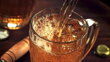 super langzaam beweging bier giet in een glas met lucht bubbels. Aan een houten achtergrond. gefilmd Aan een hoge snelheid camera Bij 1000 fps. video