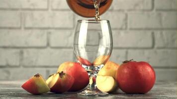 súper lento movimiento en un vaso de jarra verter jugo desde rojo manzanas en un blanco fondo.filmado en un alta velocidad cámara a 1000 fps. video