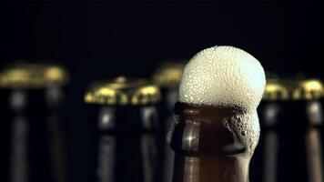 Super schleppend Bewegung von das Bier Flasche steigt an Schaum. auf ein schwarz Hintergrund. gefilmt auf ein schnelle Geschwindigkeit Kamera beim 1000 fps. video