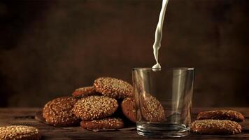 súper lento movimiento en el vaso verter Fresco leche. en un marrón fondo.filmado en un alta velocidad cámara a 1000 fps. video