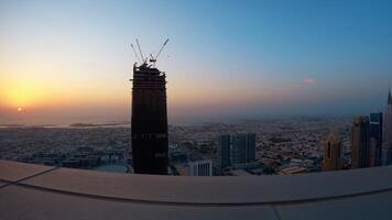 silhouette di costruzione lavoratori su grattacieli nel il città video