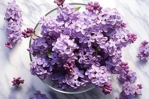 un ramo de flores de hermosa lilas en un florero. . foto