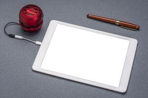 digital tableta con un blanco pantalla, recorte camino incluido foto