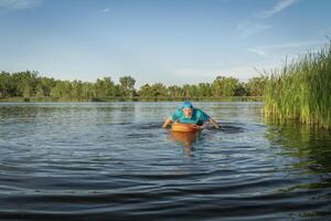 atlético, mayor hombre es remar un propenso kayac foto