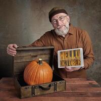 Hola octubre - sonriente mayor hombre con calabaza foto