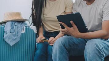 asiatico donna preparare per imballare Abiti viaggio posti con sua gli amici. asiatico bellissimo Due donne amico imballare cose nel il tuo viaggio Borsa per vacanze per sua vacanza viaggio video