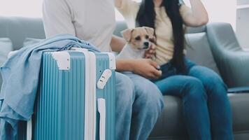 asiático mujer preparar a paquete ropa viaje lugares con su amigos. asiático hermosa dos mujer amigo paquete cosas en tu viaje bolso para Días festivos para su vacaciones viaje video