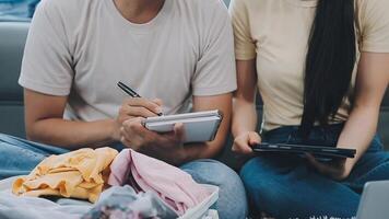 asiático mujer preparar a paquete ropa viaje lugares con su amigos. asiático hermosa dos mujer amigo paquete cosas en tu viaje bolso para Días festivos para su vacaciones viaje video