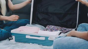 asiatisch Frau bereiten zu Pack Kleider Reise setzt mit ihr Freunde. asiatisch schön zwei Frauen Freund Pack Dinge im Ihre Reise Tasche zum Ferien zum ihr Ferien Ausflug video