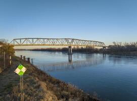 braguero puente terminado el Misuri río a brownville, Nebraska - aéreo ver de otoño paisaje foto
