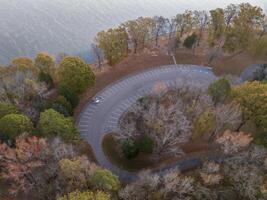 aéreo ver de un estacionamiento lote en un apuntalar de el Tennesse río - colbert transportar parque, natchez rastro avenida foto