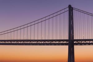 silueta de suspensión puente a amanecer foto