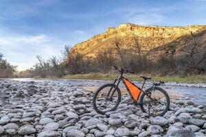 montaña bicicleta en poudre río sendero cerca Greeley en Colorado, invierno paisaje foto