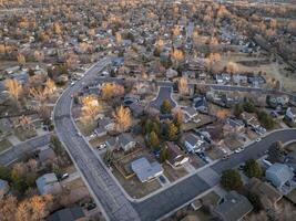 invierno Mañana terminado un residencial calle en fuerte Collins en del Norte Colorado, aéreo ver foto