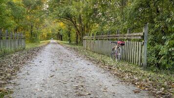 grava turismo bicicleta en Katy sendero cerca marthasville, Misuri, en otoño paisaje foto