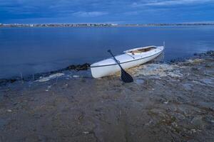 cubierta expedición canoa en un calma lago a oscuridad en Colorado - niño lago estado parque foto