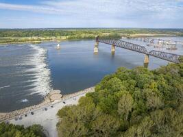 cadena de rocas en el Misisipí río encima S t Luis con el bajo agua presa, agua torres, antiguo histórico puente y el nuevo puente con construcción trabajo foto