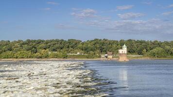 bajo agua presa, rápido y agua torre en el Misisipí río a cadena de rocas encima S t luis, Misuri foto