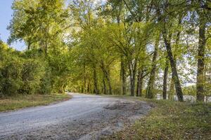 grava la carretera a lo largo Misuri río cerca Hartsburg, mes, en otoño paisaje foto