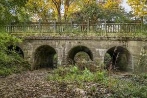 hormigón arco puente en Katy sendero cerca dutzow, Misuri, en otoño paisaje foto