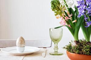 Pascua de Resurrección mesa ajuste con natural jacintos flores en de madera bol. cero residuos Pascua de Resurrección, hogar festivo atmósfera foto