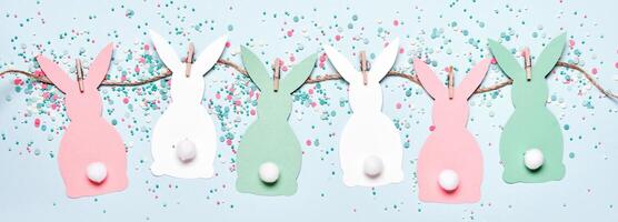Pascua de Resurrección bandera con bricolaje papel conejos guirnalda y dulce Pascua de Resurrección huevos foto