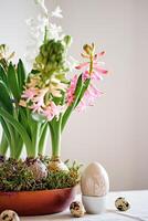 Pascua de Resurrección composición desde jacintos flores y codorniz huevos en lino Manteles. cero residuos Pascua de Resurrección foto