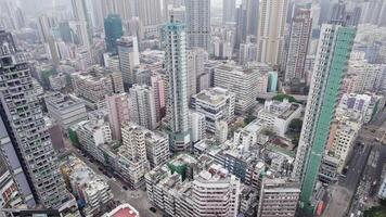 Antenne Aussicht auf Hong kong Wolkenkratzer im Dunst, mongkok Kreis video