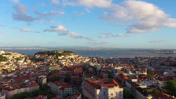 lissabon gammal stad horisont och tagus flod på solnedgång. gyllene timme. portugal. antenn se. Drönare flugor framåt- och uppåt video