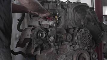 reparieren ein Auto Motor in Verbindung gebracht zu ein Motor Aufzug Kette Filmaufnahme. video