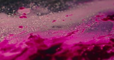 rose liquide et encre sur une noir surface video