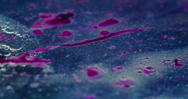 une proche en haut de une violet et rose liquide video