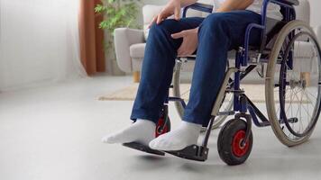 fermer de handicapé ayant difficulté avoir dans une fauteuil roulant video