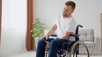 triste désactivée homme ayant difficulté avoir dans une fauteuil roulant video