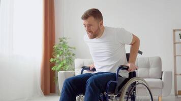 triste désactivée homme sans succès essaie à avoir en haut de une fauteuil roulant. handicapé ne peux pas avoir en haut de une fauteuil roulant et Beats le sien jambes en dehors de désespoir video