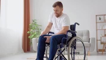 triste portatori di handicap avendo difficoltà ottenere in un' sedia a rotelle e pianto nel disperazione video