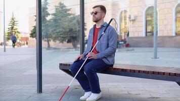 blind jung Mann Sitzung beim ein halt Bus video