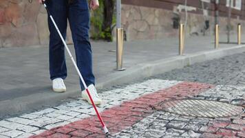 ein blind Mann mit ein Stock Kreuze das Straße video