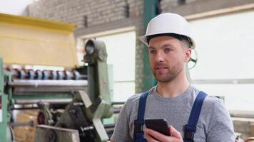 un' professionale lavoratore nel il industriale laboratorio gestisce produzione. il concetto di pesante industria video