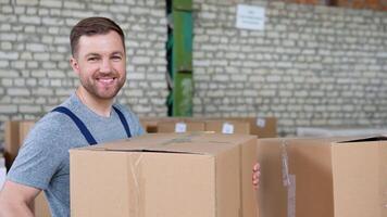 entrepôt employé recueille un commande, prise papier carton des boites et colis de le étagère video