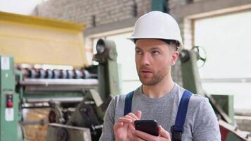 een professioneel arbeider in de industrieel werkplaats beheert productie. de concept van zwaar industrie video