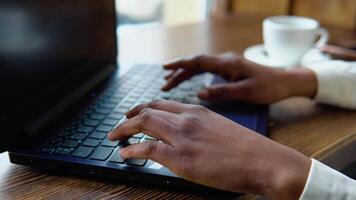 africano americano donna d'affari Lavorando su il computer portatile. mani toccare digitando puntamento nube dati sociale Rete media video