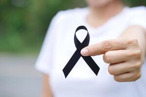 mujer con negro cinta para pacientes con pecho y cervical cáncer foto