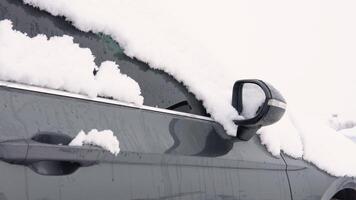 inverno clima e viagem preparação. congeladas carro janela. visão traseira espelho coberto com geada e flocos de neve video