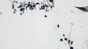 Menschen Reiten auf Schnee Rohr. Schnee Tube Erholungsort. Antenne Aussicht video