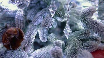 cerca arriba de Navidad árbol. bokeh guirnaldas en el antecedentes. nuevo año concepto video