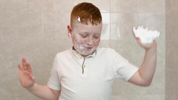 divertente ragazzo danza nel un' bagno con rasatura crema su il suo viso video